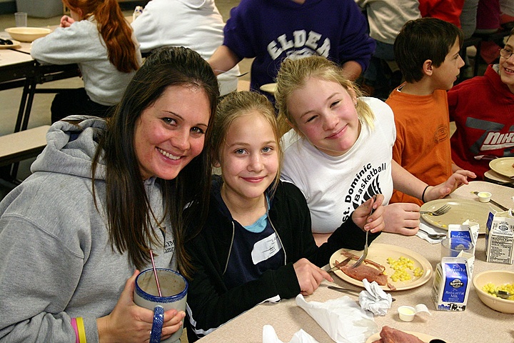 Andy with St. Dominic 5th Grade at YMCA Camp Kern IMG_8673.jpg (179 k)