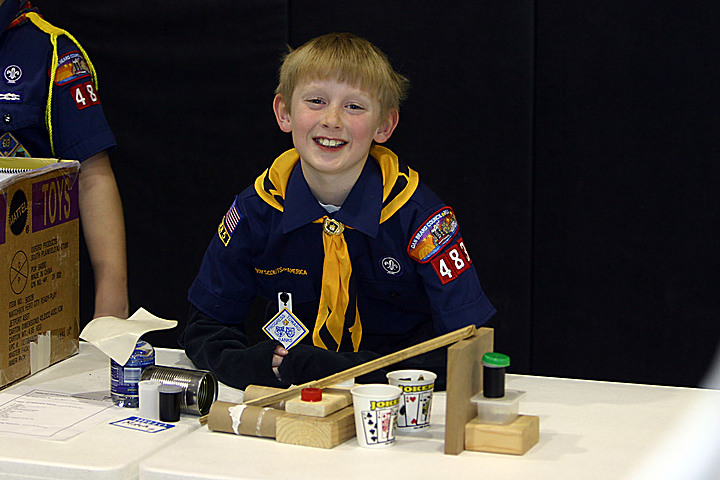 Andy's Cub Scout Invention Convention IMG_0558.jpg (136 k)