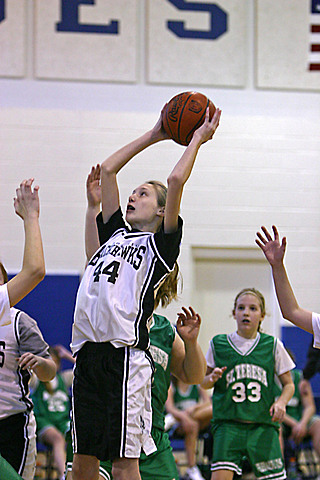 Maggie playing Basketball vs St. Teresa IMG_9355.jpg (96 k)