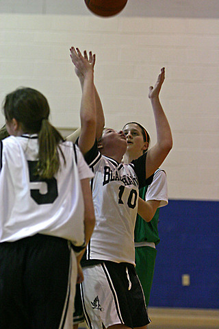 Maggie playing Basketball vs St. Teresa IMG_9409.jpg (76 k)