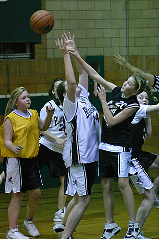 Maggie playing Basketball vs St. Dominic in the Teresa Tourney IMG_0444.jpg (112 k)