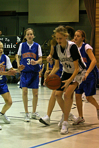 Maggie playing Basketball vs Visitation IMG_9750.jpg (112 k)