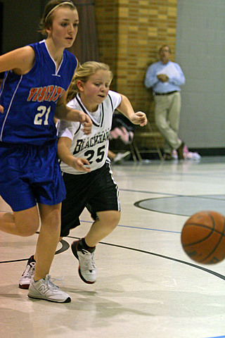 Maggie playing Basketball vs Visitation IMG_9838.jpg (93 k)