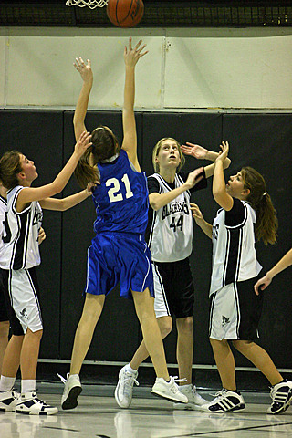 Maggie playing Basketball vs Visitation IMG_9900.jpg (111 k)