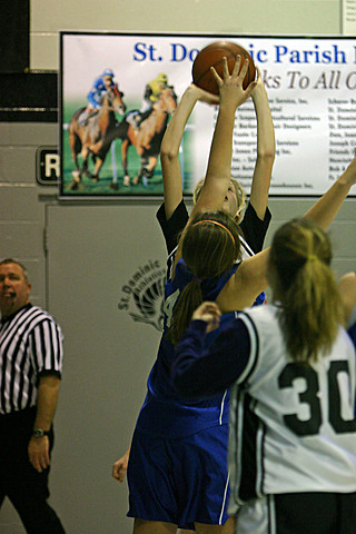 Maggie playing Basketball vs Visitation IMG_9924.jpg (89 k)