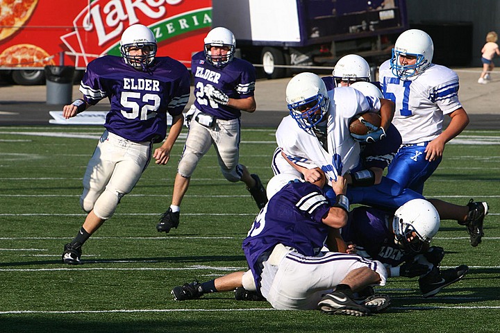 Andrew Playing Freshman Football for Elder vs St. X B img_10003.jpg (177 k)