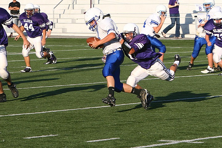 Andrew Playing Freshman Football for Elder vs St. X B img_10753.jpg (177 k)