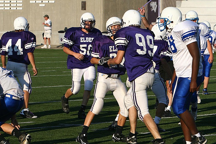 Andrew Playing Freshman Football for Elder vs St. X B img_10767.jpg (182 k)