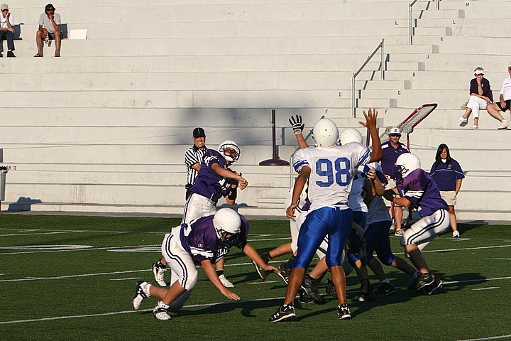 Andrew Playing Freshman Football for Elder vs St. X B img_10853.jpg (148 k)