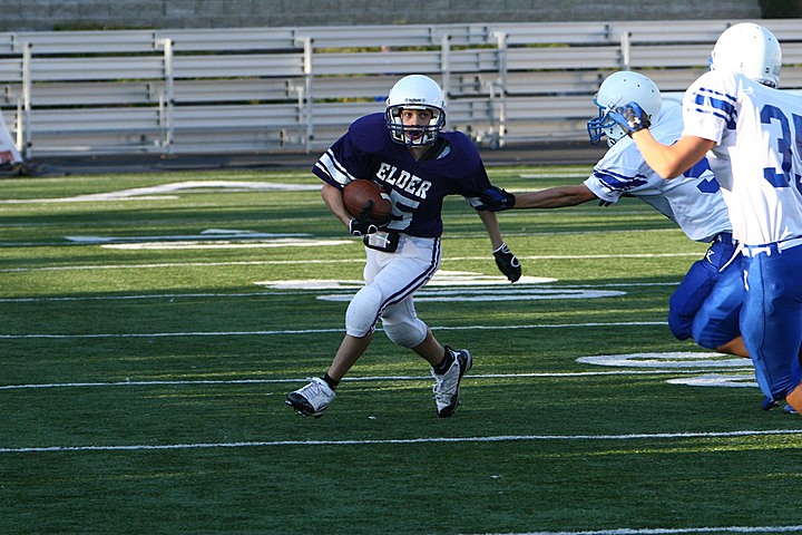 Andrew Playing Freshman Football for Elder vs St. X B img_11002.jpg (154 k)