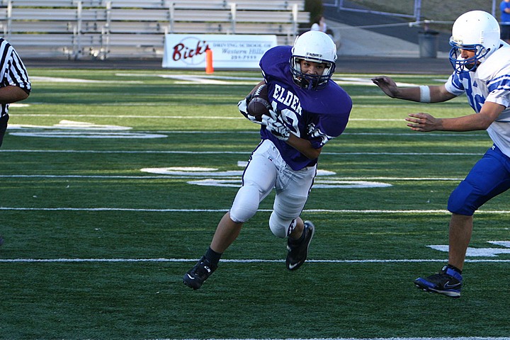 Andrew Playing Freshman Football for Elder vs St. X B img_11052.jpg (153 k)