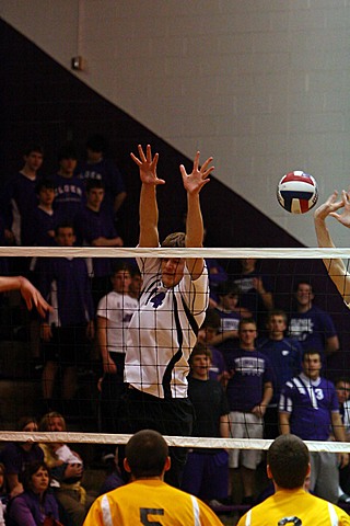 Elder Varsity Volleyball vs Centerville img_8324.jpg (71 k)