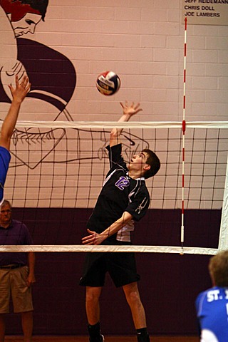 Ryan Playing Volleyball for Elder JV vs. St. Xavier img_7079.jpg (70 k)