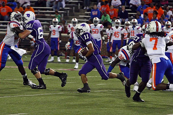 Elder Varsity Football vs. East St. Louis - part 1 img_5979.jpg (176 k)