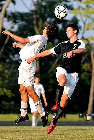 Ryan Playing Elder Varsity Soccer vs. Walnut Hills - scrimmage dsc_1986.jpg (93 k)