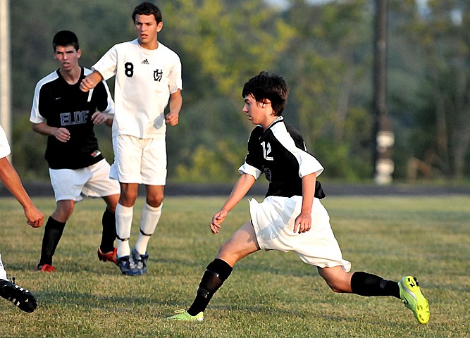 Ryan Playing Elder Varsity Soccer vs. Walnut Hills - scrimmage dsc_2154.jpg (135 k)