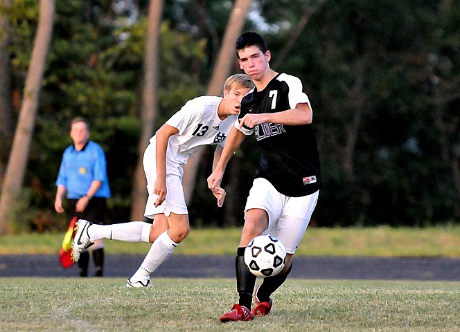 Ryan Playing Elder Varsity Soccer vs. Walnut Hills - scrimmage dsc_2201.jpg (137 k)