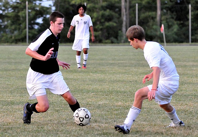 Ryan Playing Elder Varsity Soccer vs. Walnut Hills - scrimmage dsc_2243.jpg (150 k)