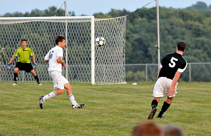 Ryan Playing Elder Varsity Soccer vs. Walnut Hills - scrimmage dsc_2255.jpg (158 k)