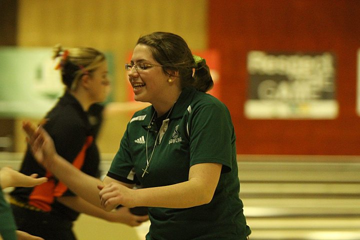 Maggie bowling for Seton in State Championship Tournament img_8309.jpg (54 k)