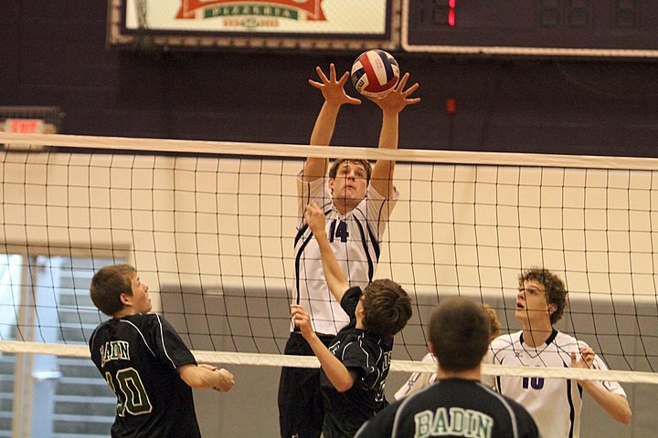 Ryan playing for Elder Varsity Volleyball vs Hamilton Badin img_3372.jpg (81 k)