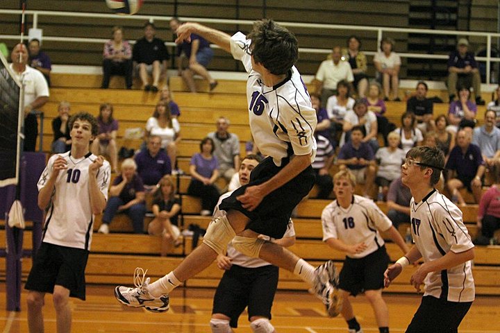 Ryan playing for Elder Varsity Volleyball vs Hamilton Badin img_3704.jpg (91 k)