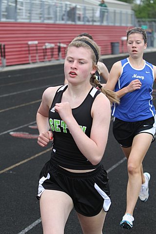 Seton Track Team competing in JV Best of the West img_9551.jpg (40 k)