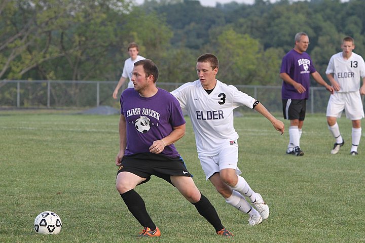 Ryan playing Soccer for Elder Varsity - Alumni Scrimmage img_1396.jpg (85 k)