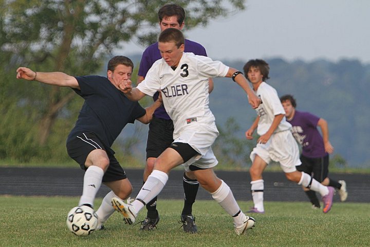 Ryan playing Soccer for Elder Varsity - Alumni Scrimmage img_1626.jpg (71 k)