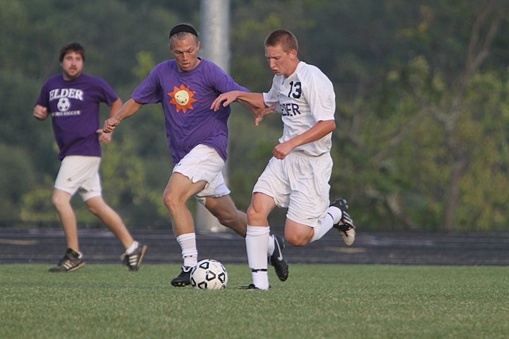 Ryan playing Soccer for Elder Varsity - Alumni Scrimmage img_1709.jpg (60 k)