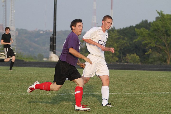 Ryan playing Soccer for Elder Varsity - Alumni Scrimmage img_1958.jpg (71 k)