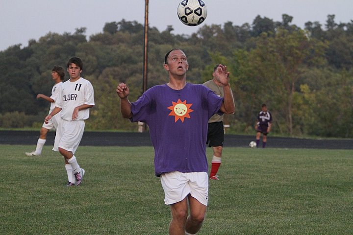 Ryan playing Soccer for Elder Varsity - Alumni Scrimmage img_2450.jpg (71 k)