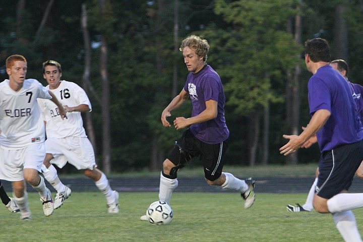 Ryan playing Soccer for Elder Varsity - Alumni Scrimmage img_2829.jpg (68 k)