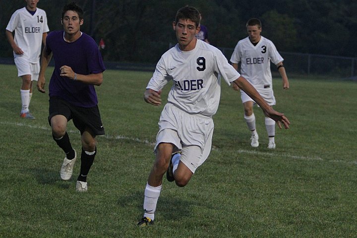 Ryan playing Soccer for Elder Varsity - Alumni Scrimmage img_2841.jpg (79 k)