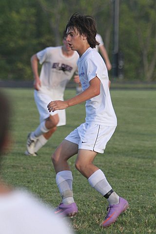 Ryan playing Soccer for Elder Varsity - Lakota West Scrimmage img_9297.jpg (32 k)