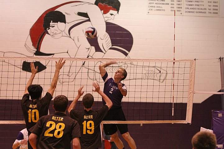 Ryan playing for Elder Varsity Volleyball vs Alter img_7765.jpg (78 k)