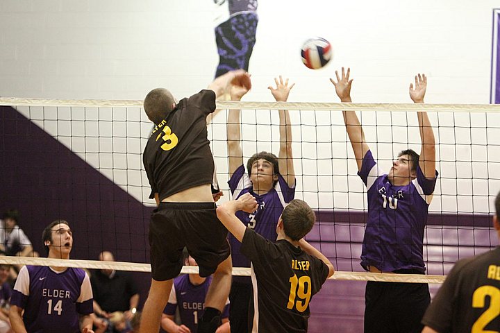 Ryan playing for Elder Varsity Volleyball vs Alter img_8034.jpg (74 k)