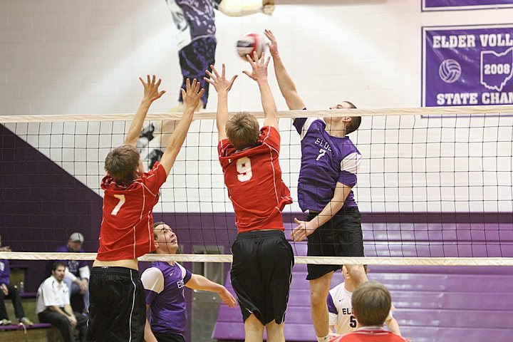 Ryan playing for Elder Varsity Volleyball vs Lasalle img_2592.jpg (83 k)