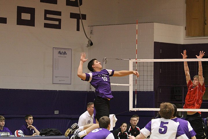 Ryan playing for Elder Varsity Volleyball vs Lasalle img_2807.jpg (66 k)