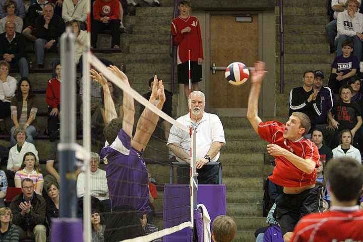 Ryan playing for Elder Varsity Volleyball vs Lasalle img_3178.jpg (88 k)