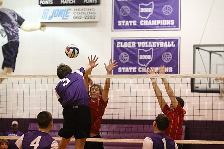 Ryan playing for Elder Varsity Volleyball vs Lasalle img_3544.jpg (77 k)