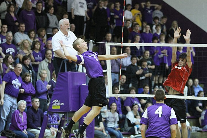 Ryan playing for Elder Varsity Volleyball vs Lasalle img_3557.jpg (91 k)