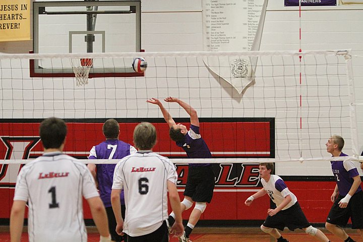 Ryan playing for Elder Varsity Volleyball vs Lasalle img_5117.jpg (80 k)