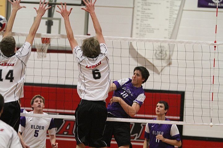 Ryan playing for Elder Varsity Volleyball vs Lasalle img_5129.jpg (76 k)