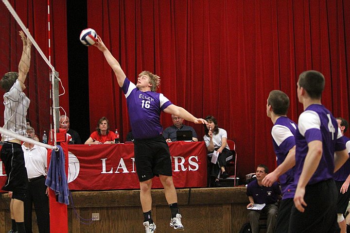 Ryan playing for Elder Varsity Volleyball vs Lasalle img_6182.jpg (84 k)