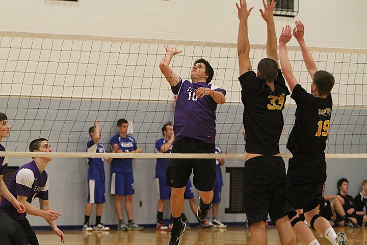 Ryan playing for Elder Varsity Volleyball in the State College Invitational img_3281.jpg (78 k)