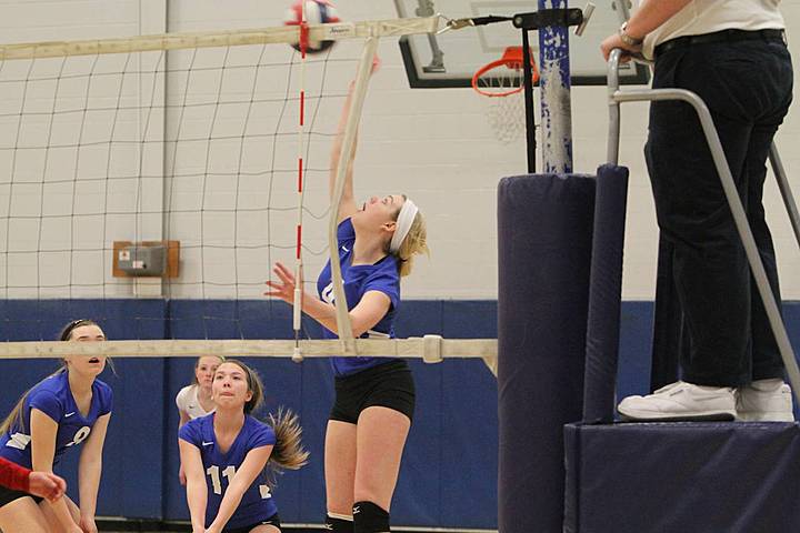 Hannah playing volleyball for NKJV mpw_img_4768.jpg (50 k)