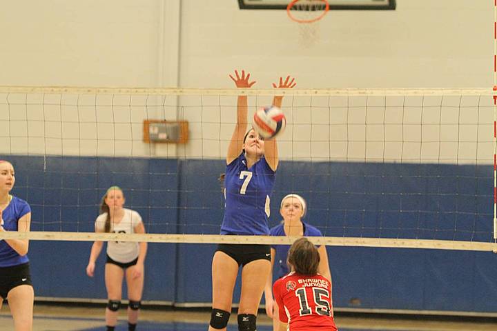 Hannah playing volleyball for NKJV mpw_img_4855.jpg (42 k)