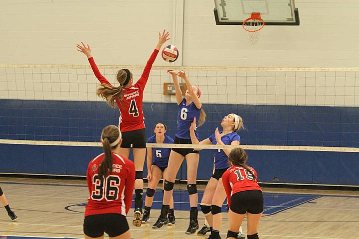 Hannah playing volleyball for NKJV mpw_img_5317.jpg (56 k)