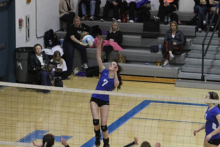 Hannah playing volleyball for NKJV mpw_img_5499.jpg (63 k)